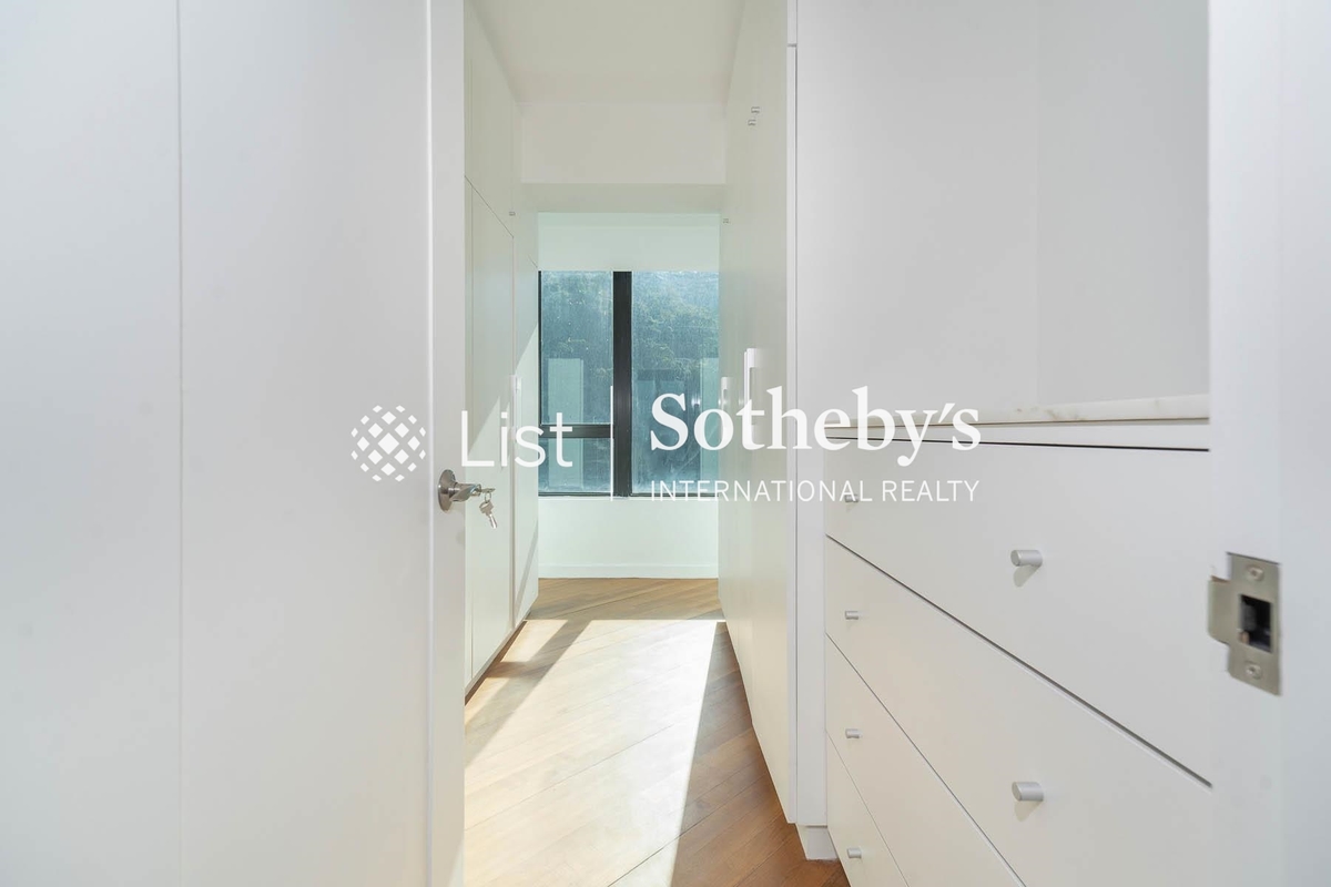 The Harbourview 港景別墅 | Walk-in Closet in Master Bedroom