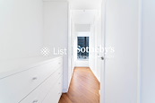 The Harbourview 港景別墅 | Walk-in Closet in Master Bedroom