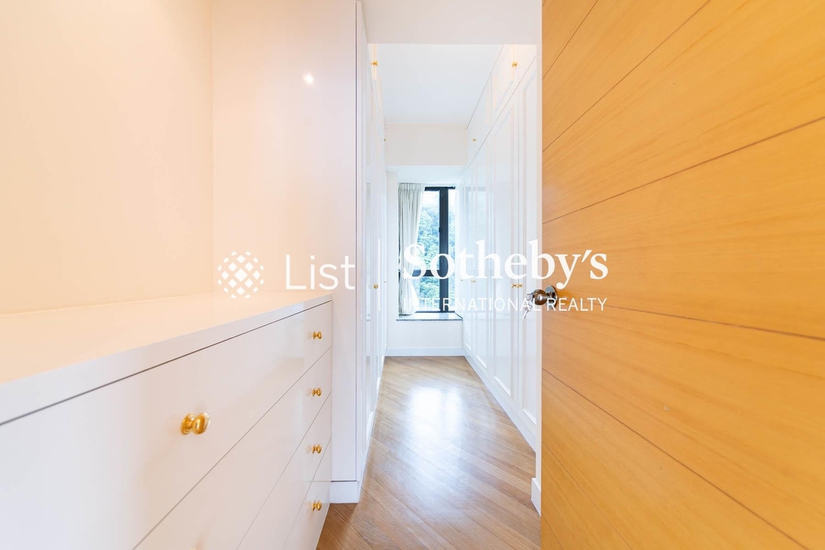 The Harbourview 港景別墅 | Walk-in Closet in Master Bedroom
