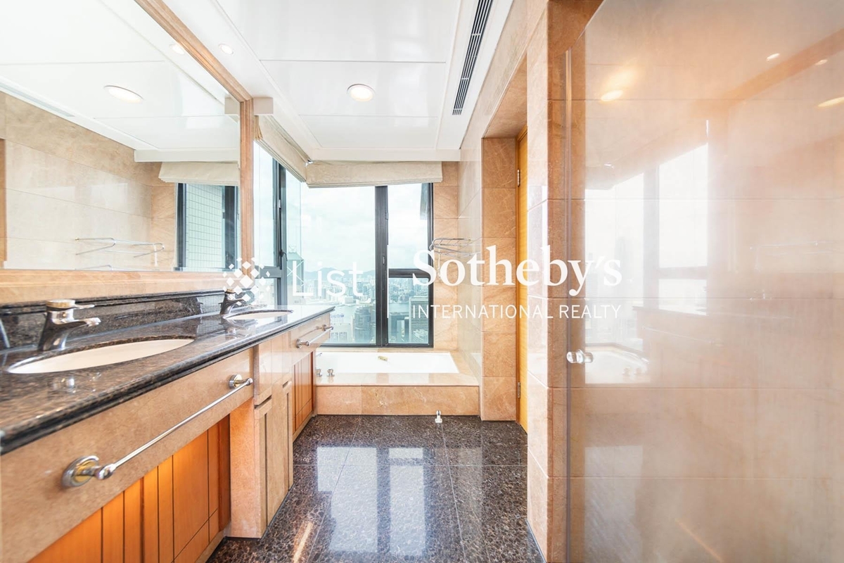 The Harbourview 港景別墅 | Master Bathroom