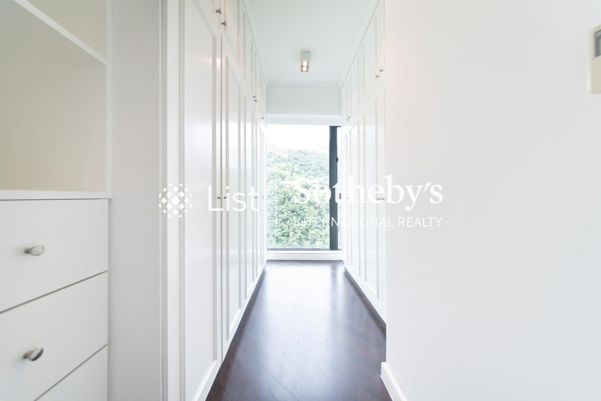 The Harbourview 港景别墅 | Walk-in Closet in Master Bedroom