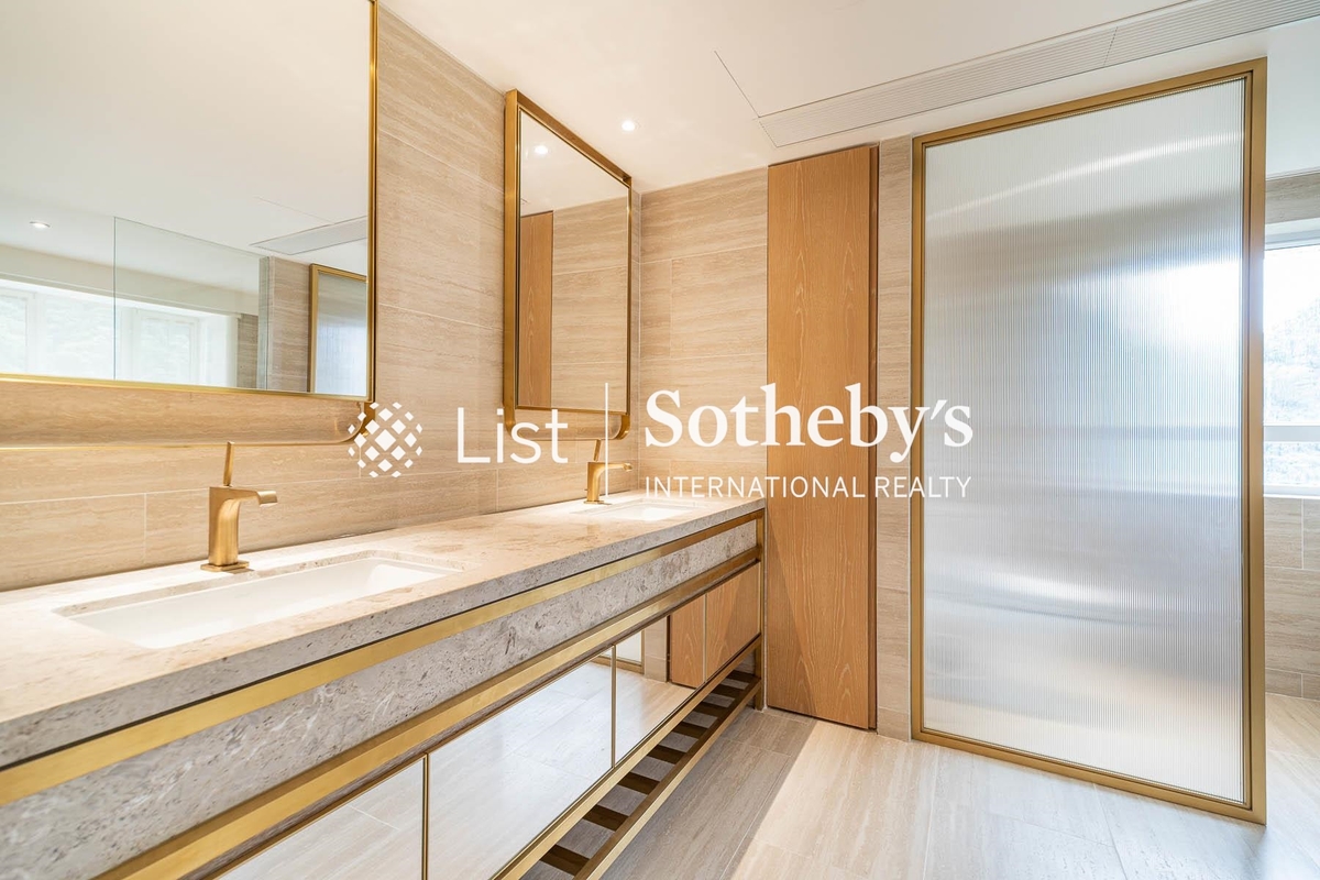 Hong Villa 峰景花園 | Master Bathroom