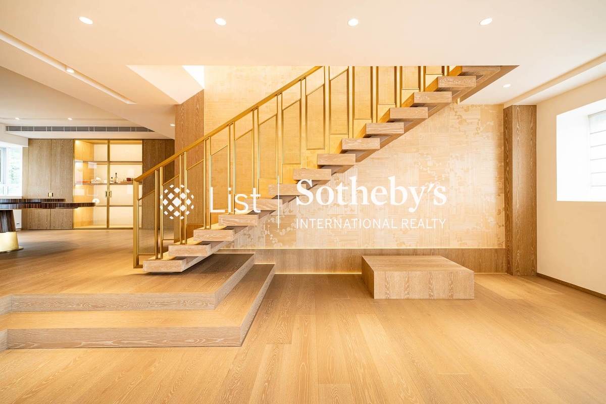 Hong Villa 峰景花園 | Internal Staircase