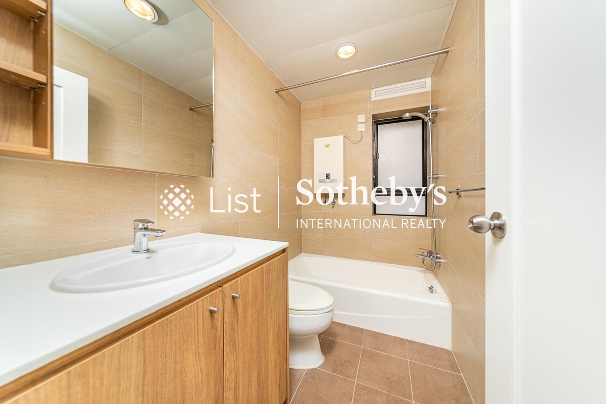 Hong Villa 峰景花園 | Guest Bathroom