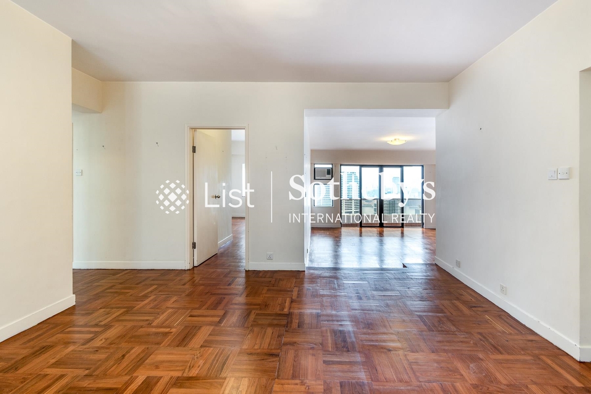 Hong Villa 峰景花園 | Living and Dining Rooms