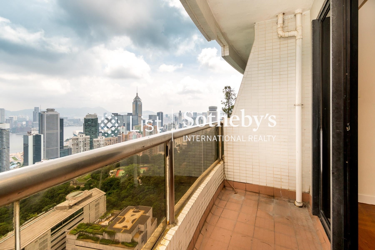 Hong Villa 峰景花園 | Balcony off Living Room