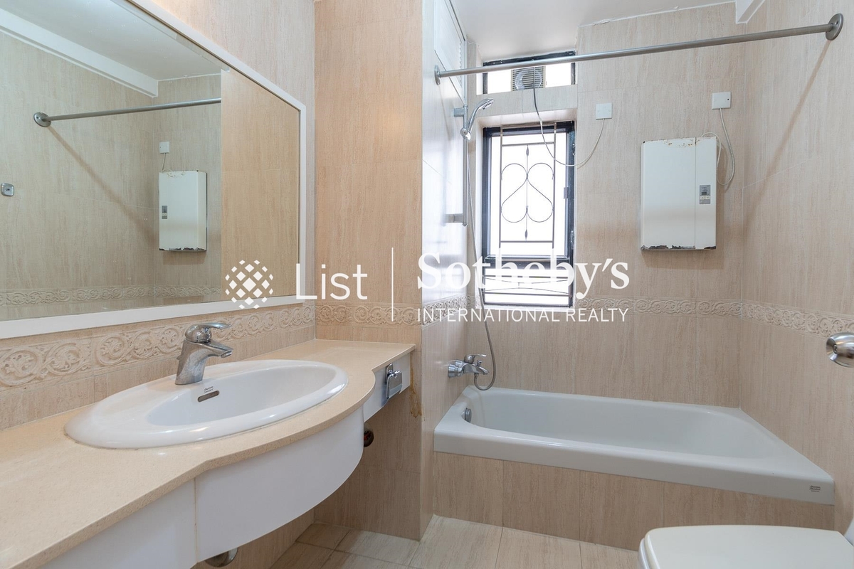 Hong Villa 峰景花園 | Master Bathroom