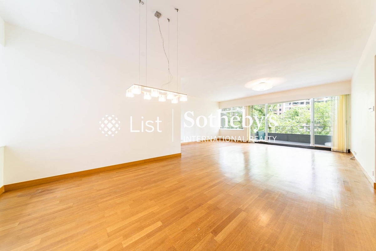 Brewin Court 明雅園 | Living and Dining Room