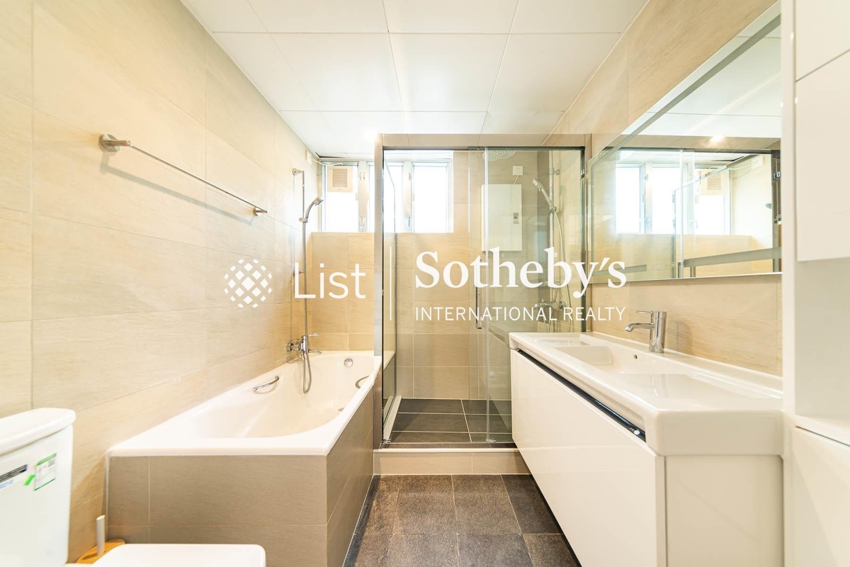 Brewin Court 明雅園 | Master Bathroom