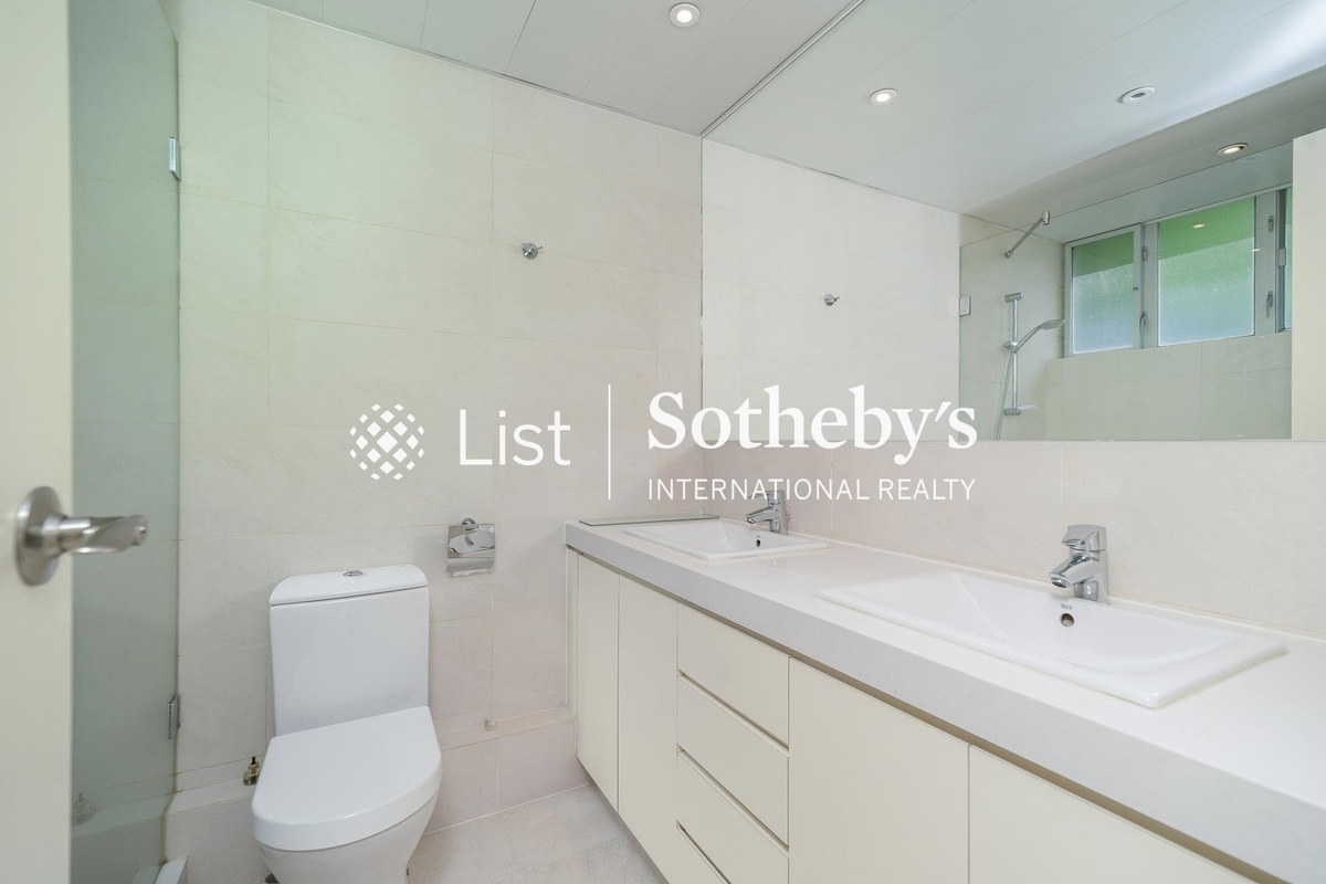 Brewin Court 明雅園 | Master Bathroom