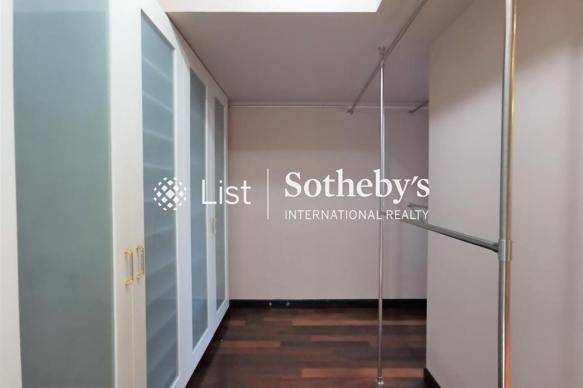 Realty Gardens 联邦花园 | Walk-in Closet in Master Bedroom