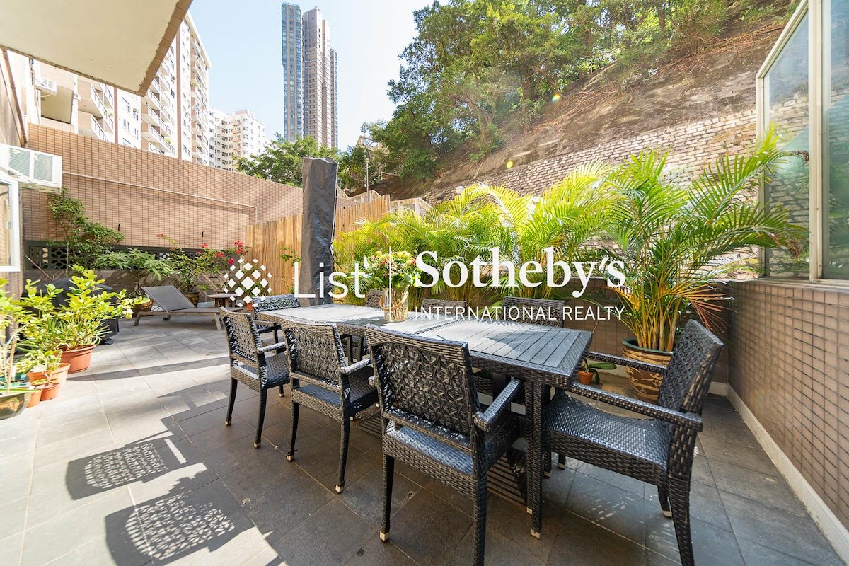 Realty Gardens 聯邦花園 | Private Terrace off Living and Dining Room