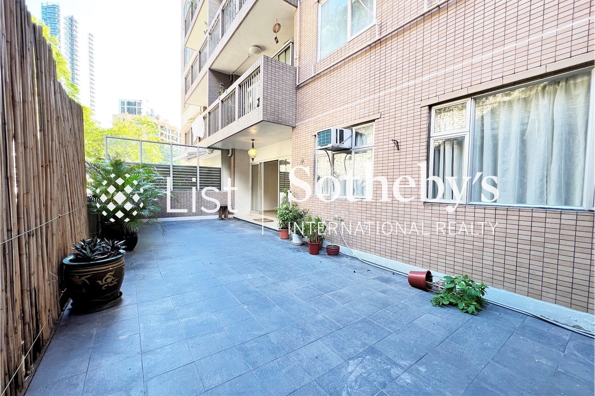 Realty Gardens 聯邦花園 | Private Terrace off Living and Dining Room