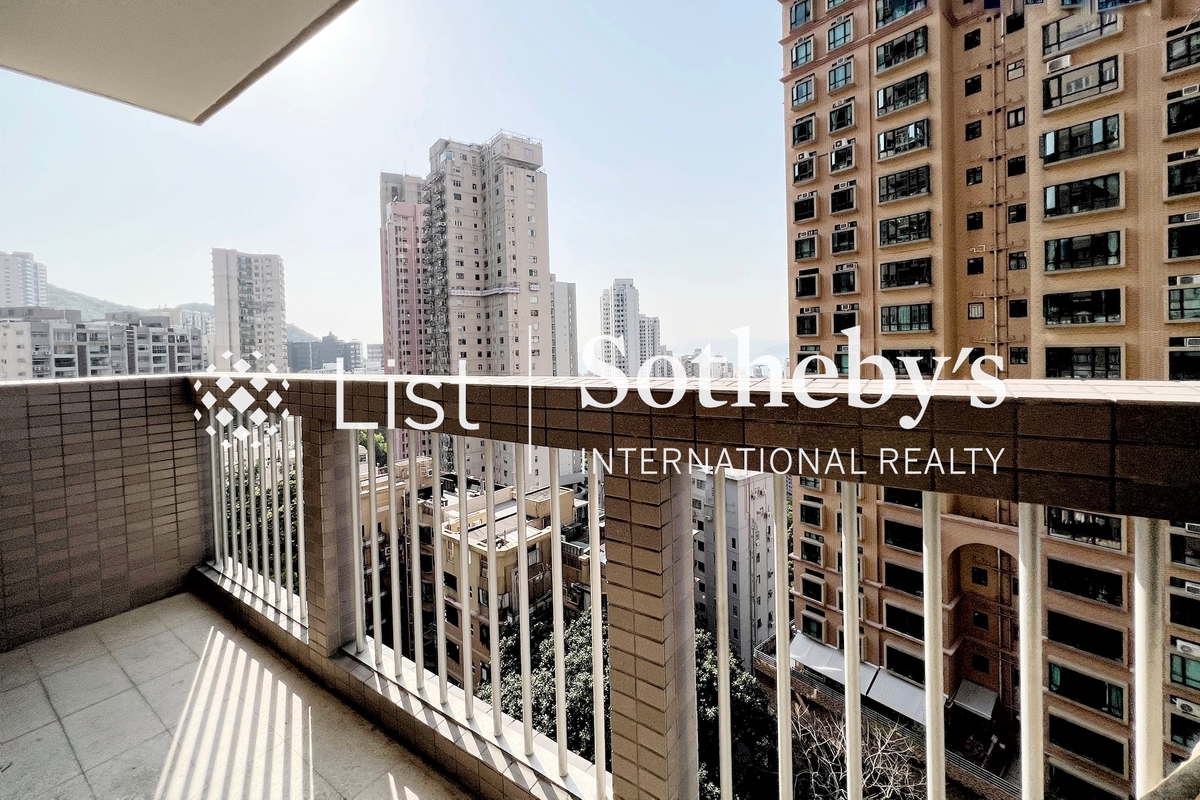 Realty Gardens 联邦花园 | Balcony off Family Room