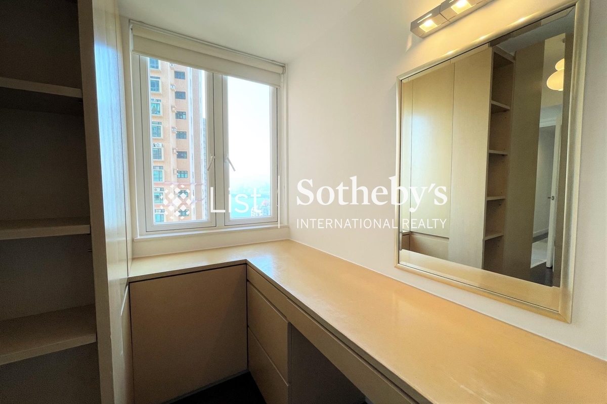 Realty Gardens 聯邦花園 | Study Area in Master Bedroom