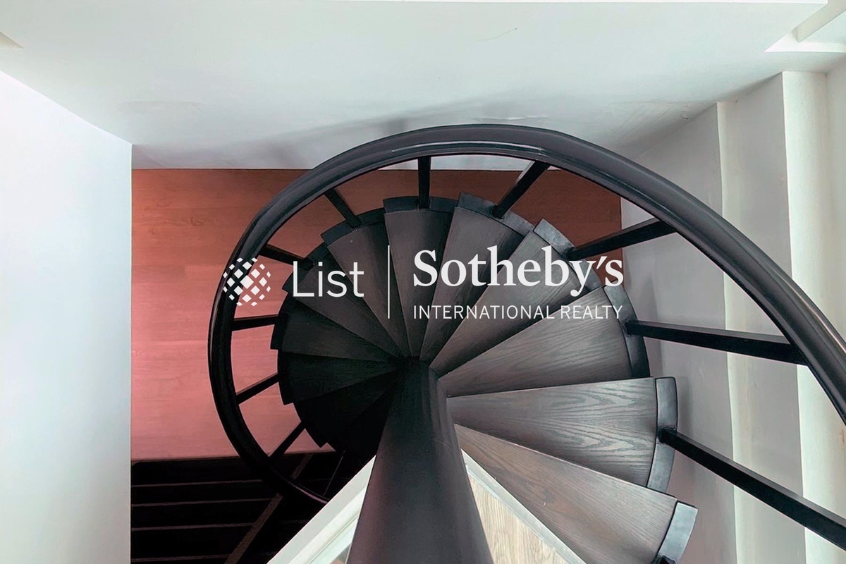 Medallion Heights 金徽閣 | Internal Staircase