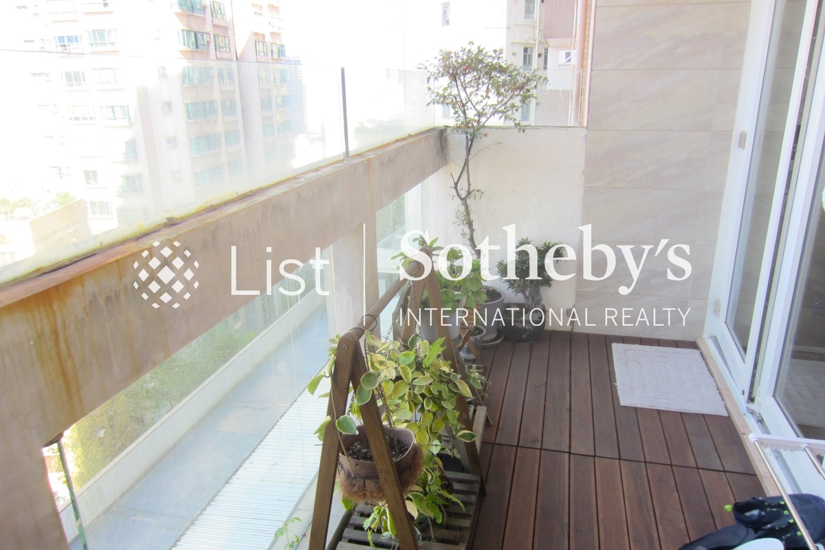 Realty Gardens 聯邦花園 | Balcony off Living Room