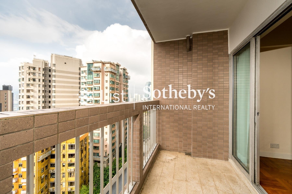 Realty Gardens 聯邦花園 | Balcony off Living Room