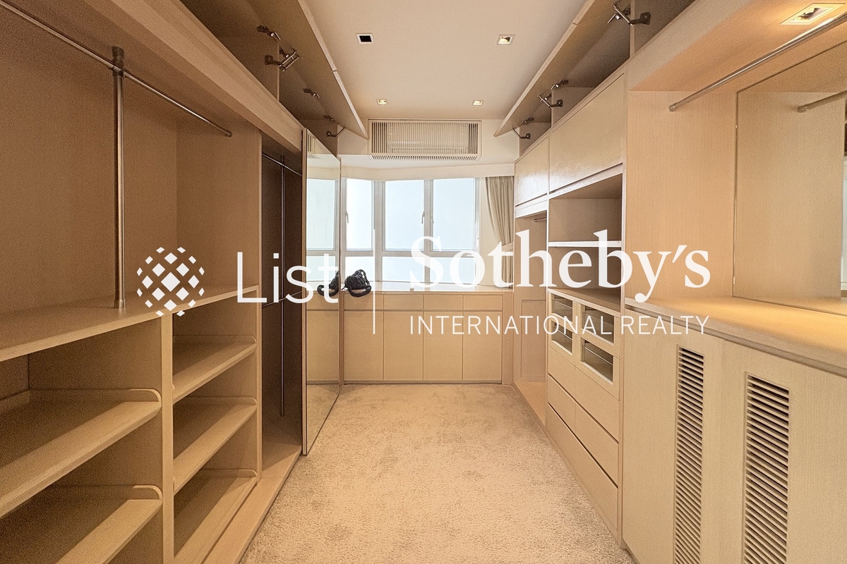 Conway Mansion 康威園 | Walk-in Closet in Master Bedroom 