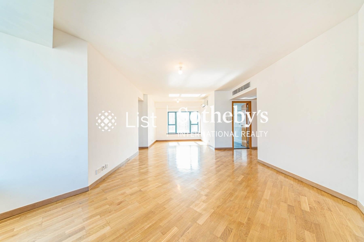 80 Robinson Road 罗便臣道80号 | Living and Dining Room