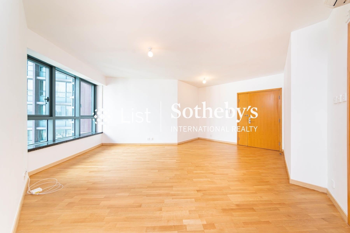 80 Robinson Road 羅便臣道80號 | Living and Dining Room