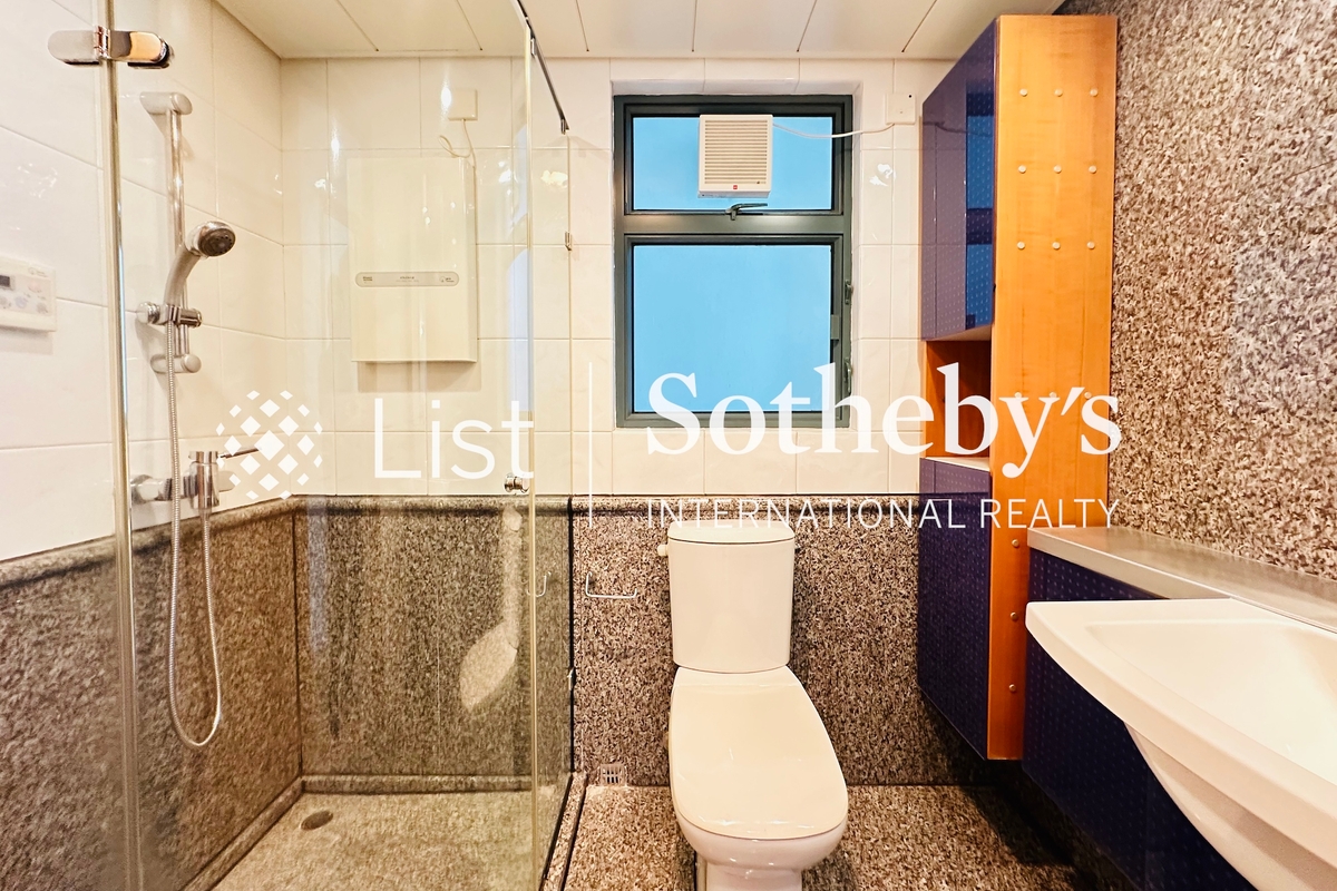 80 Robinson Road 羅便臣道80號 | Guest Bathroom