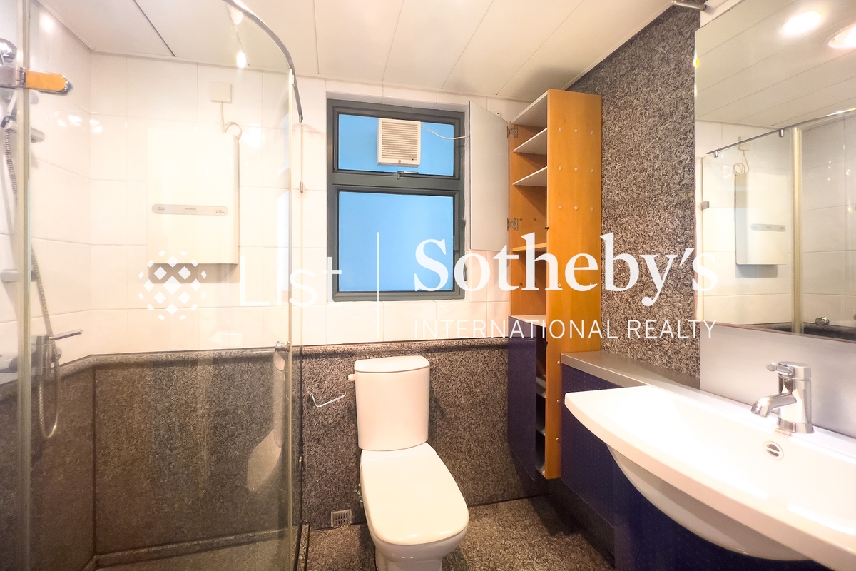 80 Robinson Road 羅便臣道80號 | Guest Bathroom