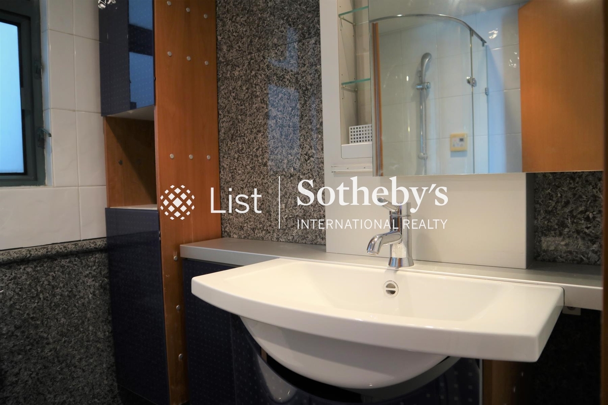 80 Robinson Road 羅便臣道80號 | Guest Bathroom