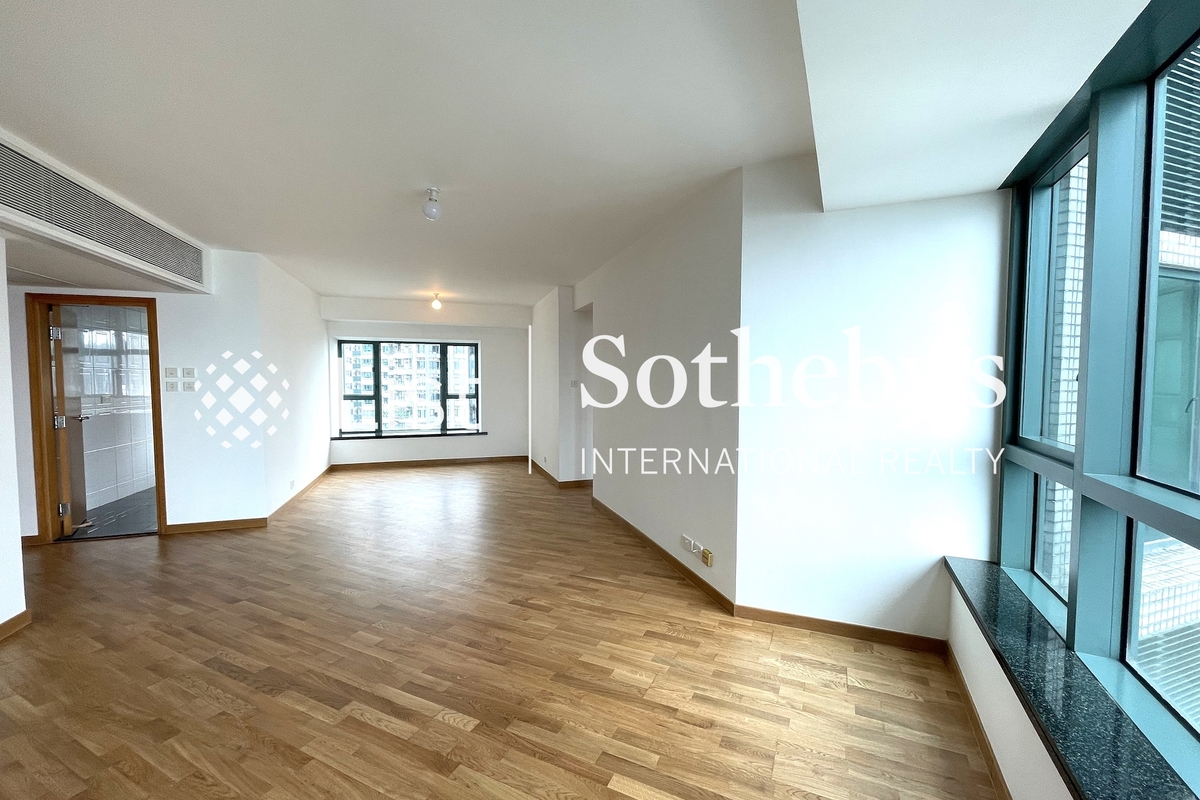 80 Robinson Road 羅便臣道80號 | Living and Dining Room