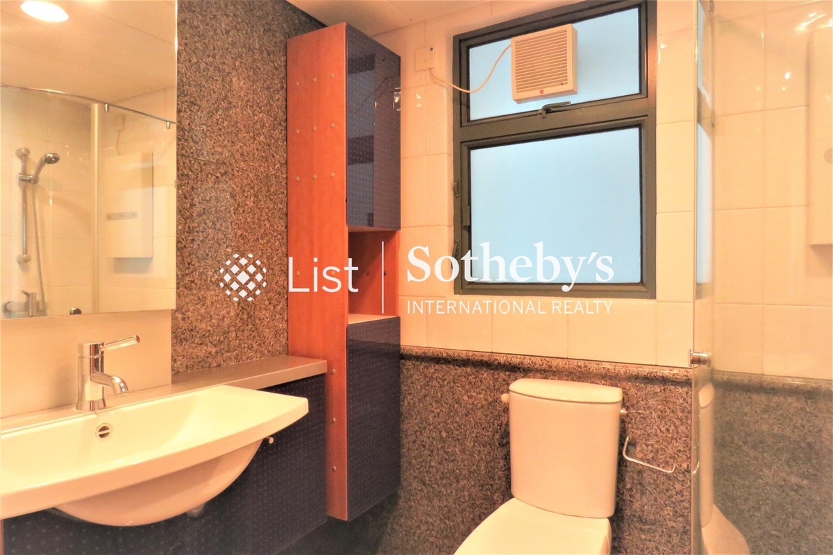 80 Robinson Road 羅便臣道80號 | Guest Bathroom