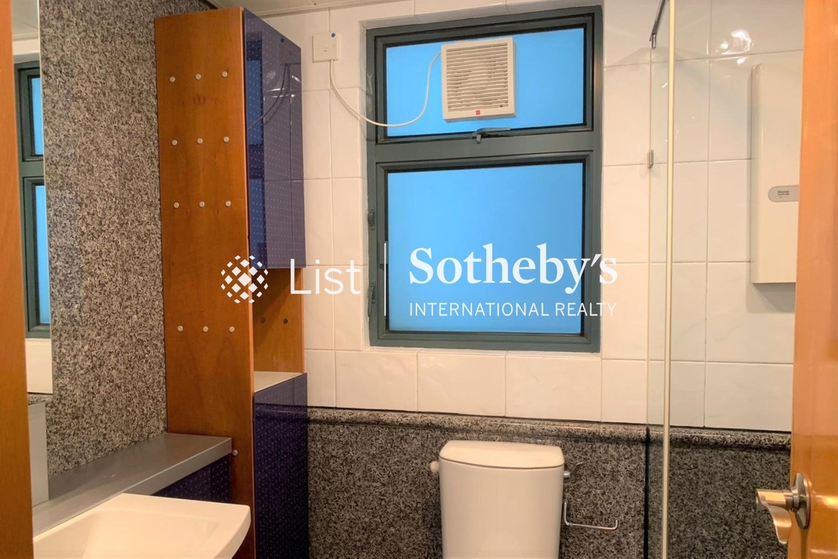 80 Robinson Road 羅便臣道80號 | Guest Bathroom