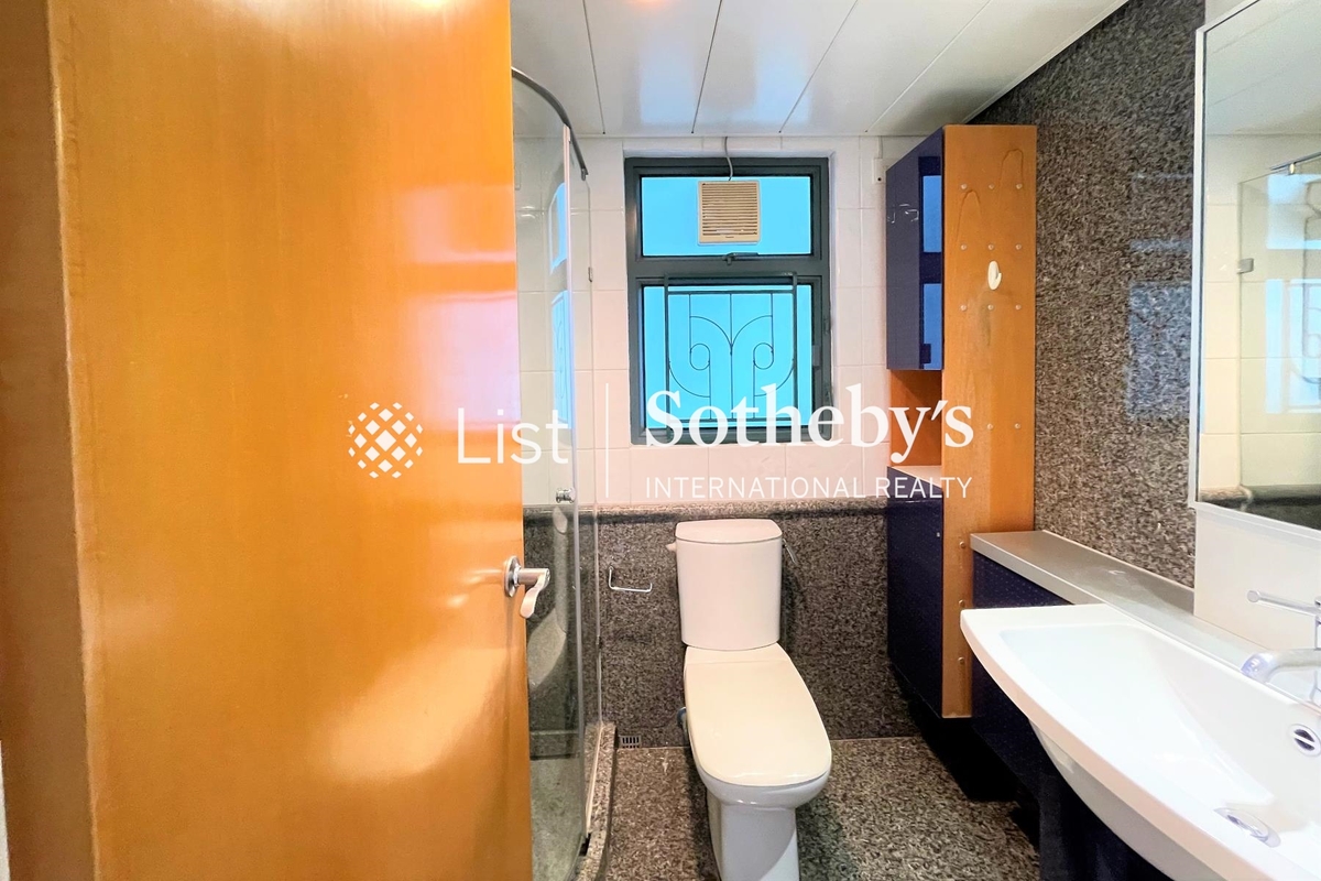 80 Robinson Road 羅便臣道80號 | Guest Bathroom