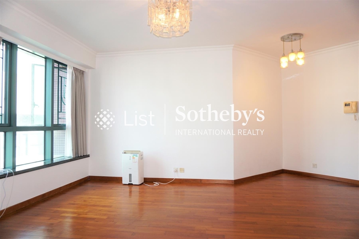 80 Robinson Road 羅便臣道80號 | Living and Dining Room