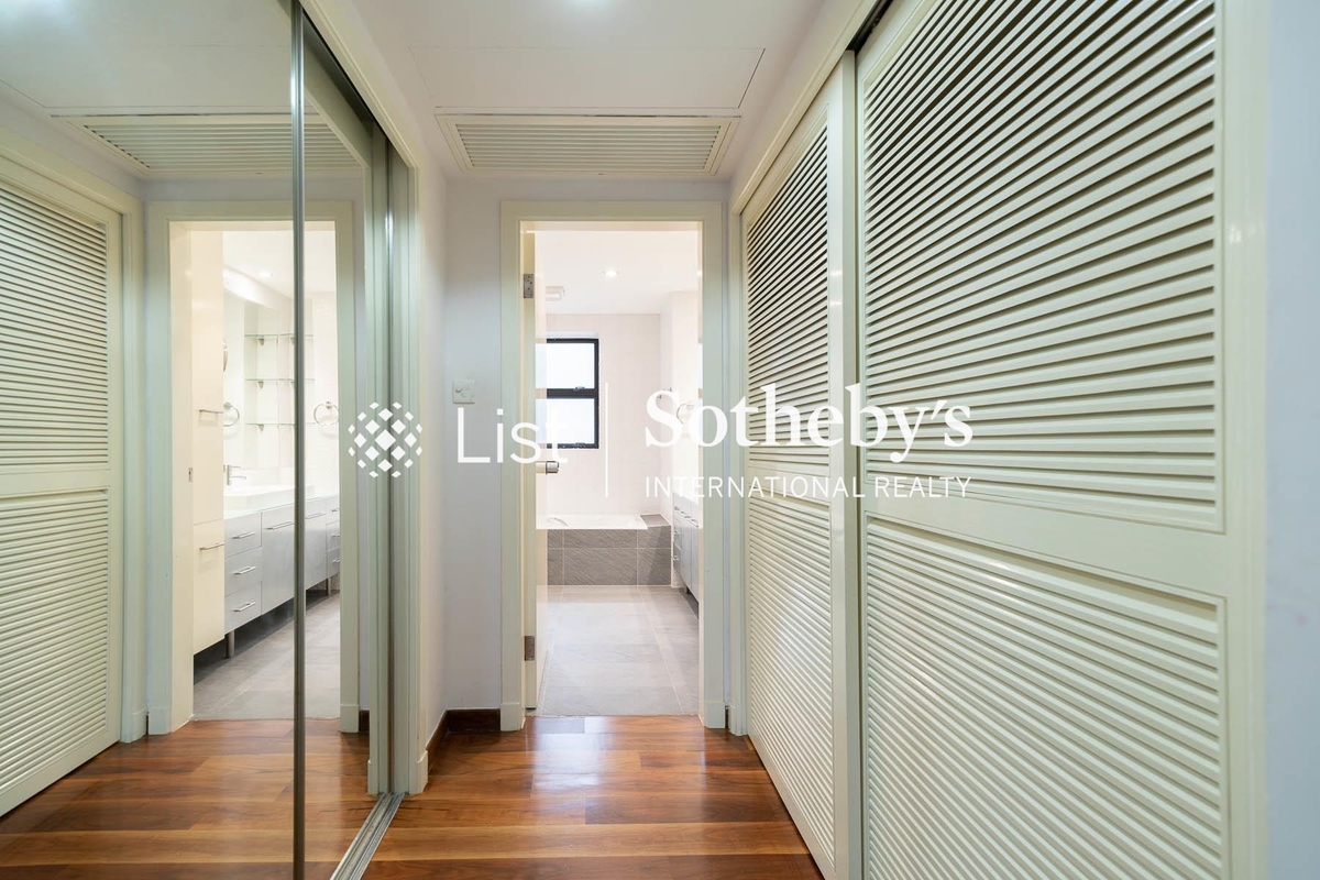 The Albany 雅賓利大廈 | Walk-in Closet in Master Bedroom