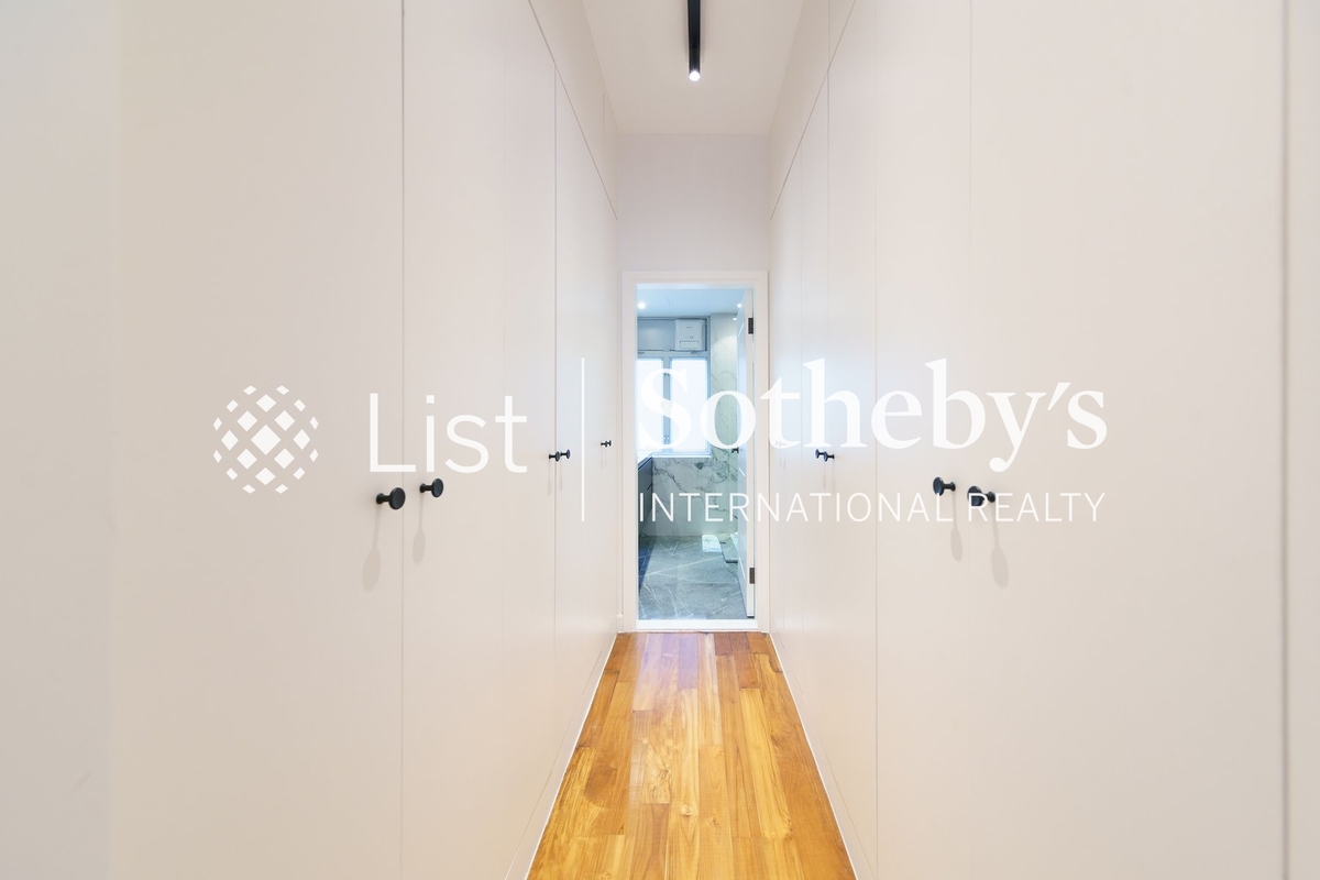Cliffview Mansions 康苑 | Walk-through Wardrobe in Master Bedroom 