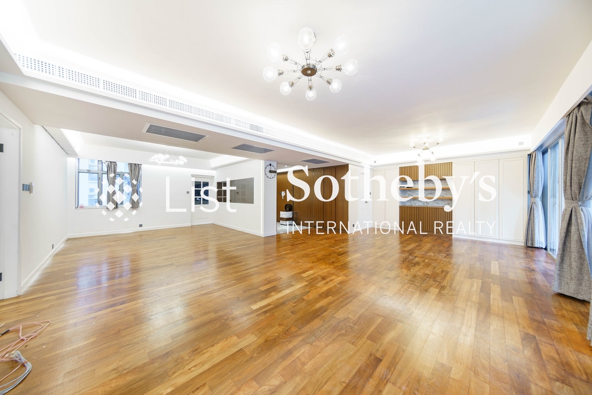 Cliffview Mansions 康苑 | Living and Dining Room