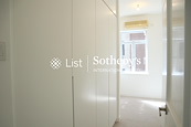 Cliffview Mansions 康苑 | Walk-in Closet in Master Bedroom