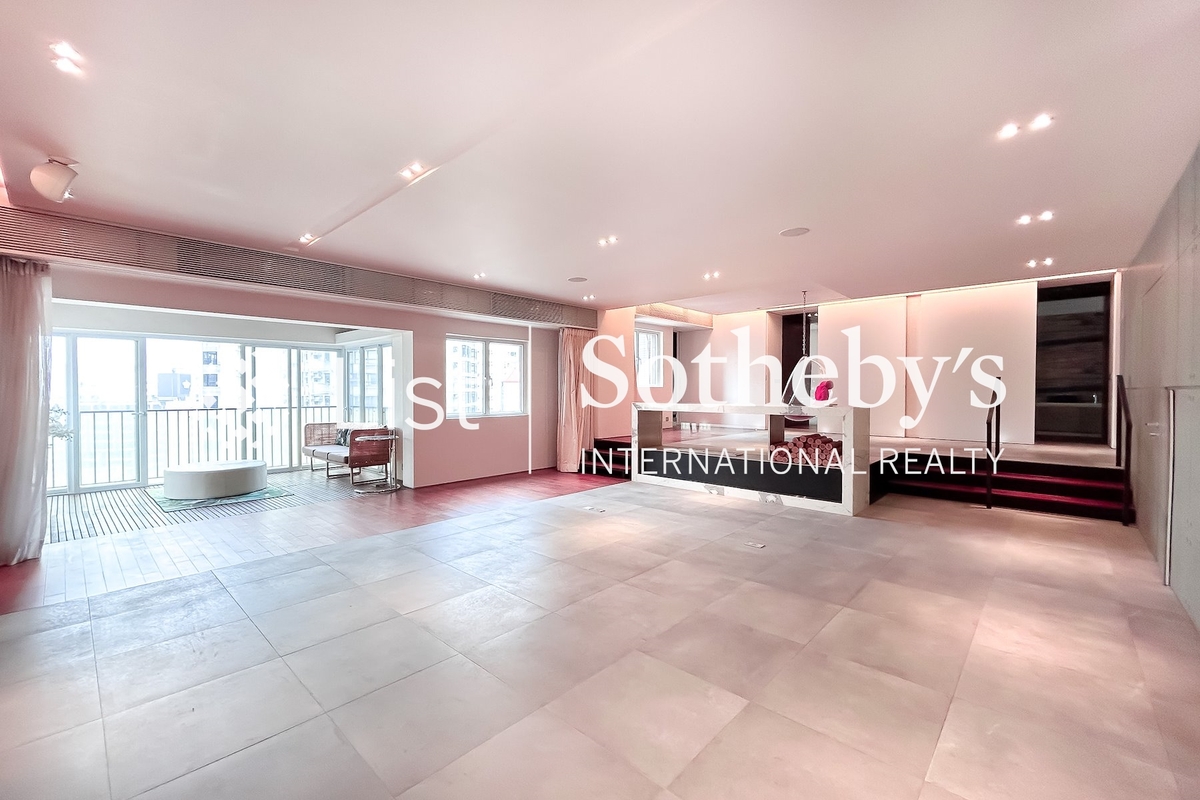 Cliffview Mansions 康苑 | Living and Dining Room