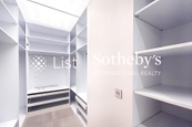 Cliffview Mansions 康苑 | Walk-in Closet in Master Bedroom 