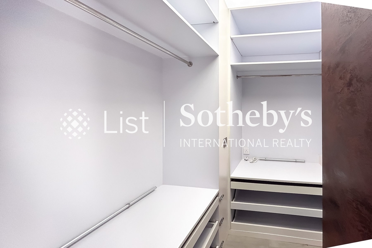 Cliffview Mansions 康苑 | Walk-in Closet in Master Bedroom 