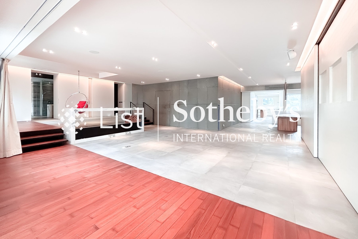 Cliffview Mansions 康苑 | Living and Dining Room