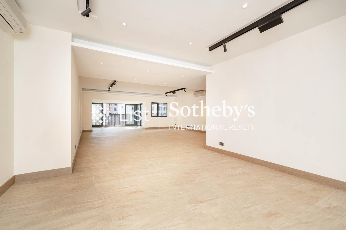 Cliffview Mansions 康苑 | Living and Dining Room