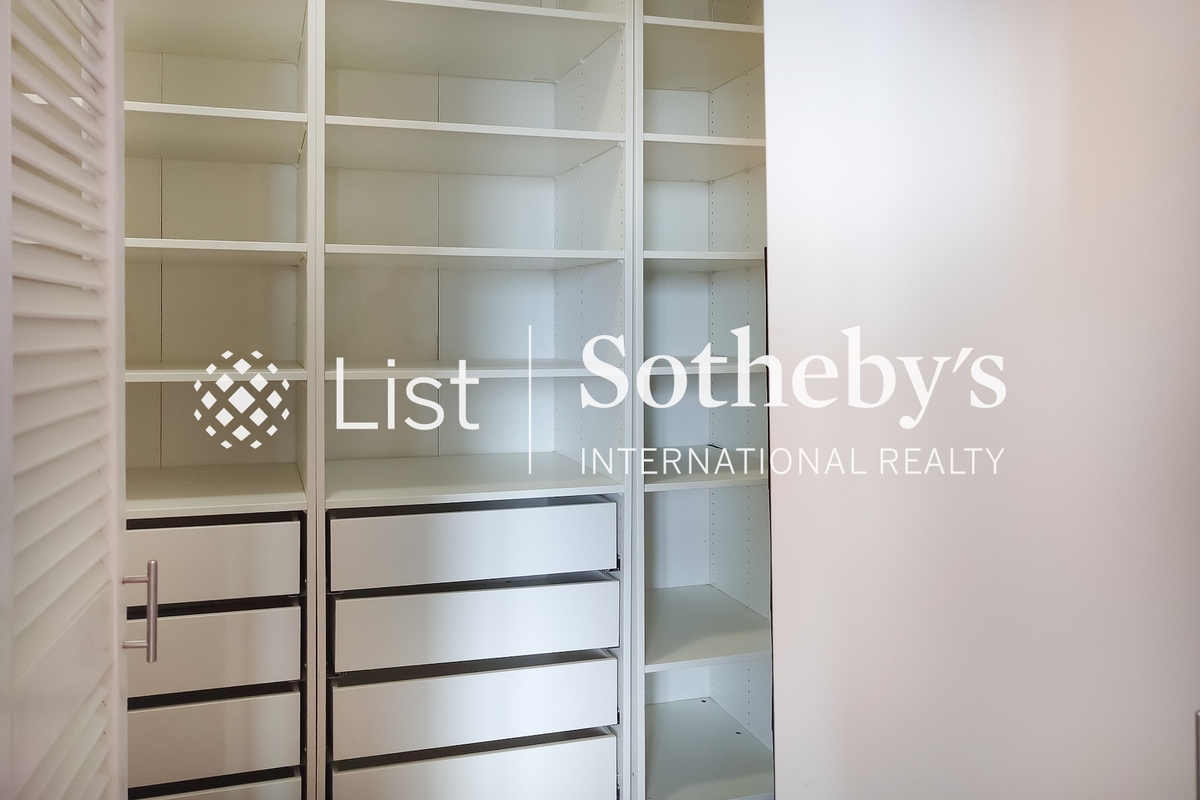 Seymour Place 信怡閣 | Walk-in Closet in Master Bedroom 
