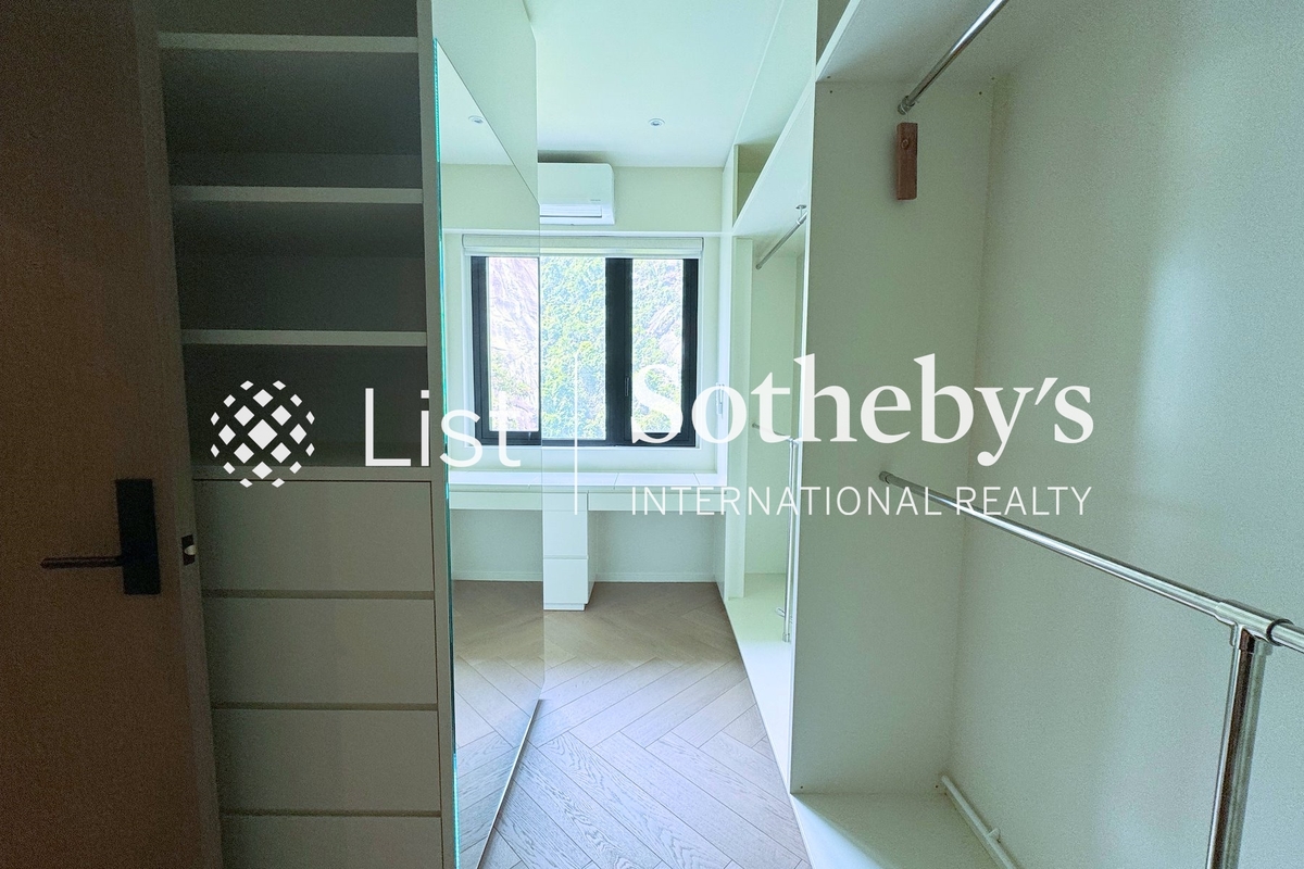 Pearl Gardens 明珠台 | Walk-in Closet in Master Bedroom 
