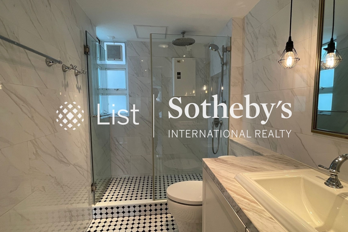 Prosperous Height 嘉富臺 | Guest Bathroom