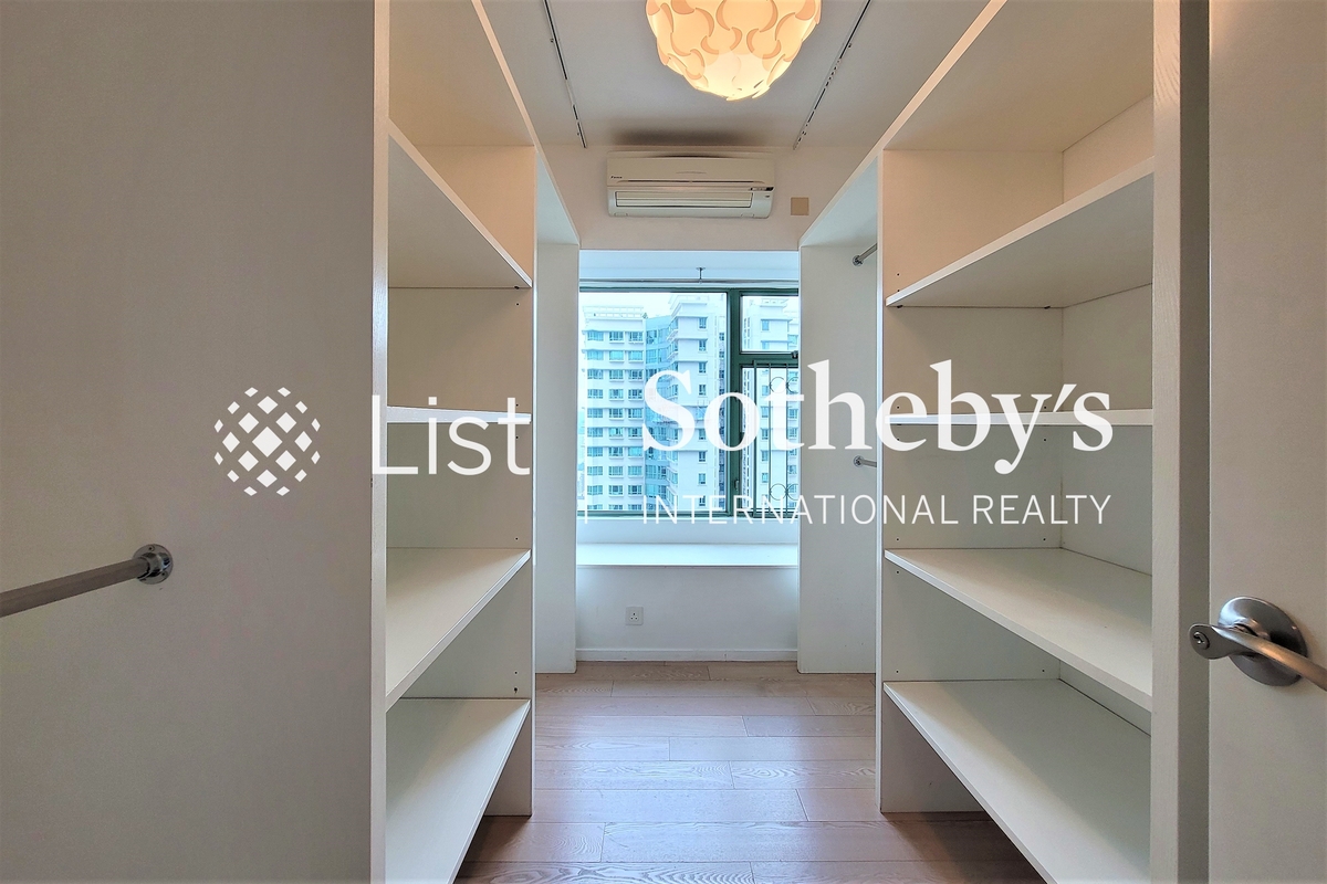 Robinson Place 雍景臺 | Walk-in Closet in Master Bedroom 