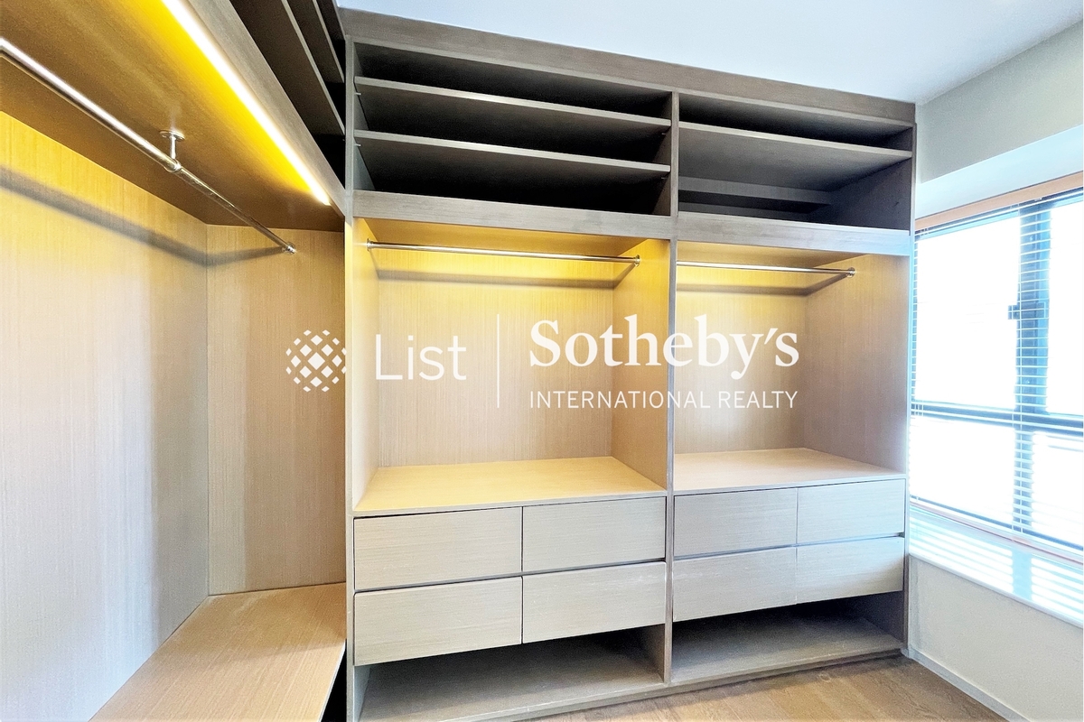 Vantage Park 慧豪閣 | Walk-in Closet in Master Bedroom 