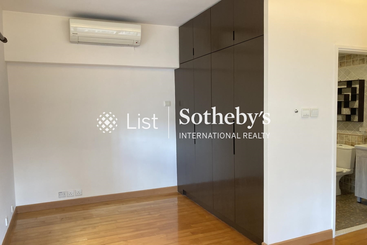 Valiant Park 駿豪閣 | Dressing Area in Master Bedroom