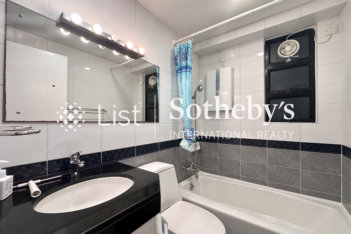 Valiant Park 駿豪閣 | Guest Bathroom