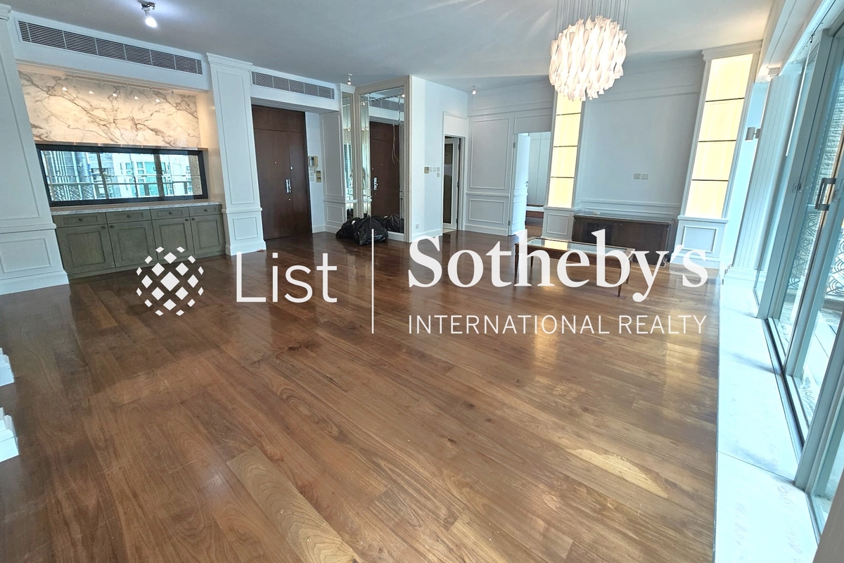 31 Robinson Road 羅便臣道31號 | Living and Dining Room